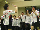 劉(右)・池田組が勝利し、かけよるユニシスチーム