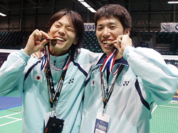 メダルを噛む池田選手と坂本選手