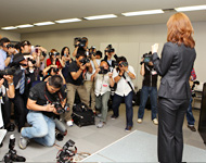 会見には多数の報道陣が詰めかけ、注目度の高さを伺わせた