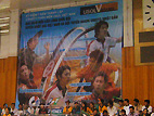会場内に掲げられた巨大看板には坂本選手・池田信太郎＆雄一選手の写真が