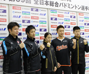 全日本総合開幕記者会見に出席した5選手。左から早川賢一、遠藤大由組、松友美佐紀、桃田賢斗（NTT東日本）、佐々木翔（トナミ運輸）
